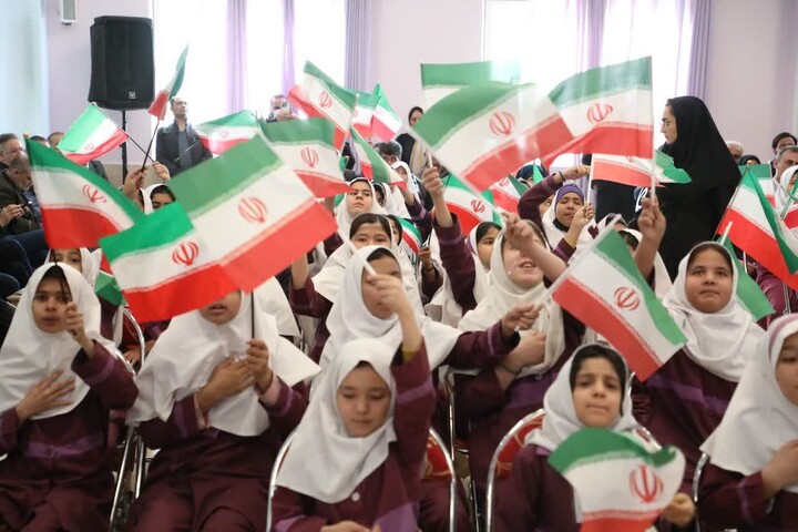 تصاویر/ آیین نواختن زنگ انقلاب و جشن ایرانمون در آموزشگاه ابتدایی دخترانه حکیم الهی سمنان