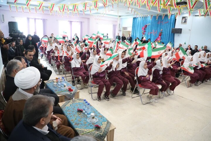 تصاویر/ آیین نواختن زنگ انقلاب و جشن ایرانمون در آموزشگاه ابتدایی دخترانه حکیم الهی سمنان