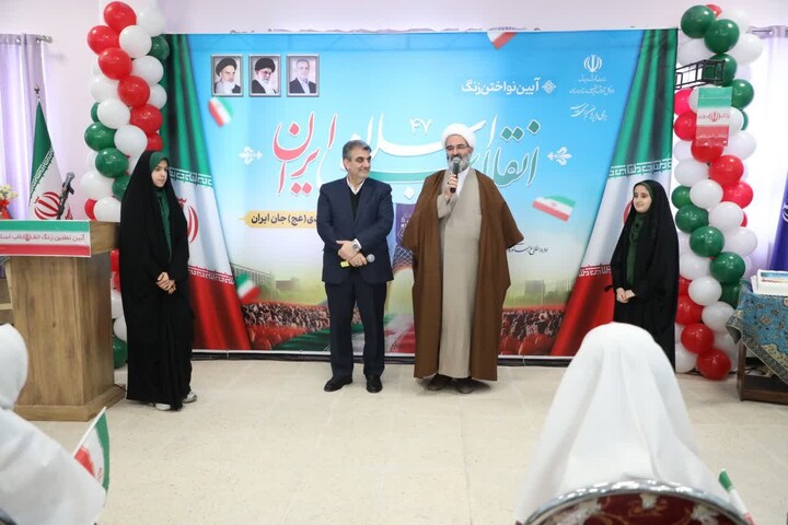 تصاویر/ آیین نواختن زنگ انقلاب و جشن ایرانمون در آموزشگاه ابتدایی دخترانه حکیم الهی سمنان