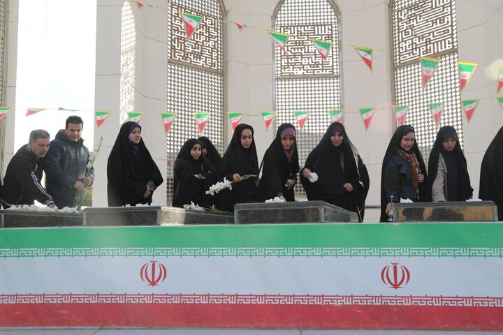 تصاویر/ غبارروبی شهدای گمنام و افتتاح نمایشگاه «گذر انقلاب»