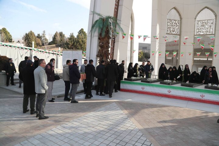 تصاویر/ غبارروبی شهدای گمنام و افتتاح نمایشگاه «گذر انقلاب»