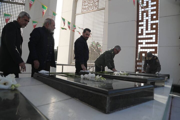 تصاویر/ غبارروبی شهدای گمنام و افتتاح نمایشگاه «گذر انقلاب»