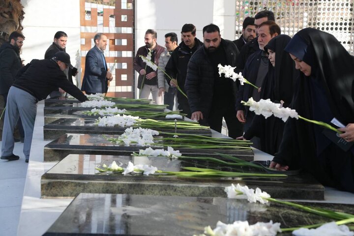 تصاویر/ غبارروبی شهدای گمنام و افتتاح نمایشگاه «گذر انقلاب»