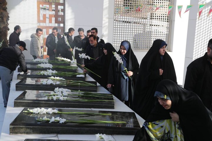 تصاویر/ غبارروبی شهدای گمنام و افتتاح نمایشگاه «گذر انقلاب»
