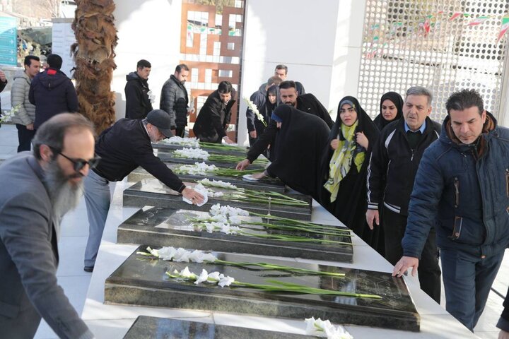 تصاویر/ غبارروبی شهدای گمنام و افتتاح نمایشگاه «گذر انقلاب»