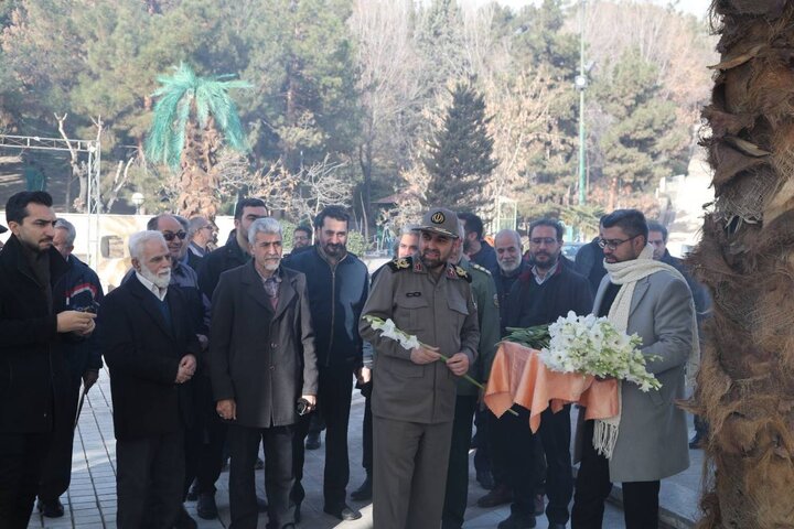 تصاویر/ غبارروبی شهدای گمنام و افتتاح نمایشگاه «گذر انقلاب»