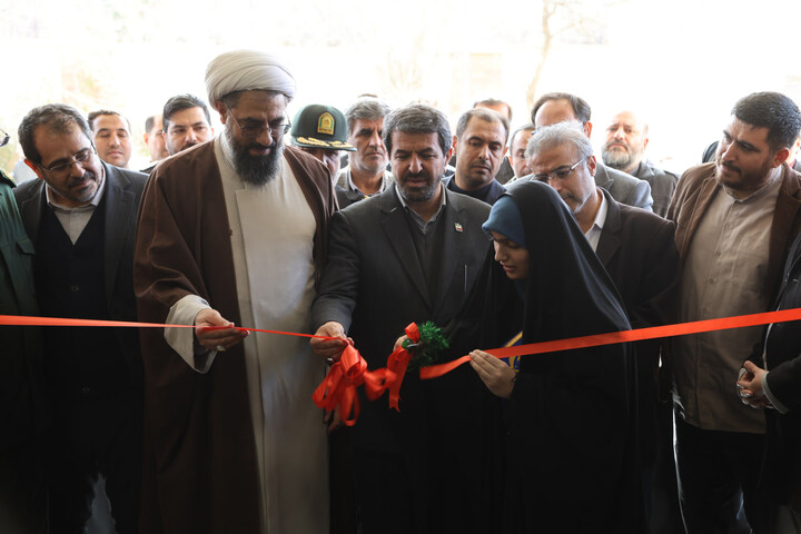 تصاویر / بازدید امام جمعه همدان از نمایشگاه دستاوردهای انقلاب اسلامی