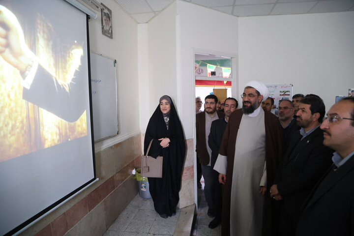 تصاویر / بازدید امام جمعه همدان از نمایشگاه دستاوردهای انقلاب اسلامی