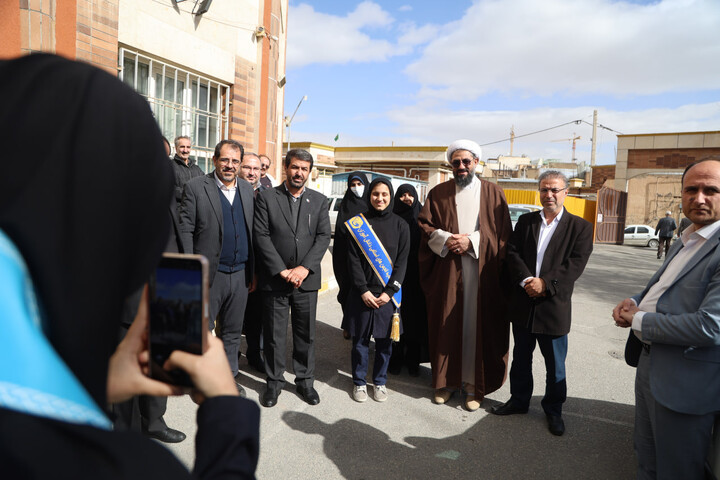 تصاویر / بازدید امام جمعه همدان از نمایشگاه دستاوردهای انقلاب اسلامی