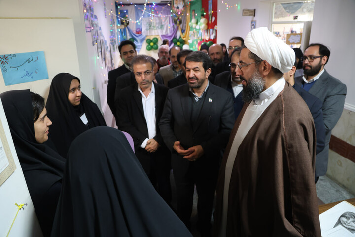 تصاویر / بازدید امام جمعه همدان از نمایشگاه دستاوردهای انقلاب اسلامی