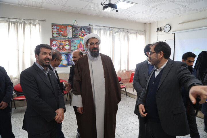 تصاویر / بازدید امام جمعه همدان از نمایشگاه دستاوردهای انقلاب اسلامی