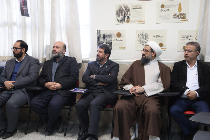 تصاویر / بازدید امام جمعه همدان از نمایشگاه دستاوردهای انقلاب اسلامی