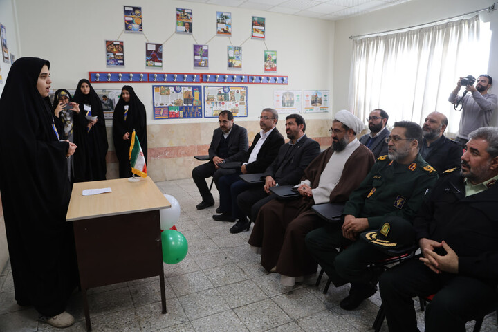 تصاویر / بازدید امام جمعه همدان از نمایشگاه دستاوردهای انقلاب اسلامی