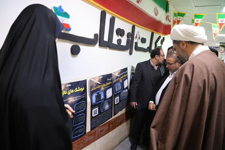 تصاویر / بازدید امام جمعه همدان از نمایشگاه دستاوردهای انقلاب اسلامی