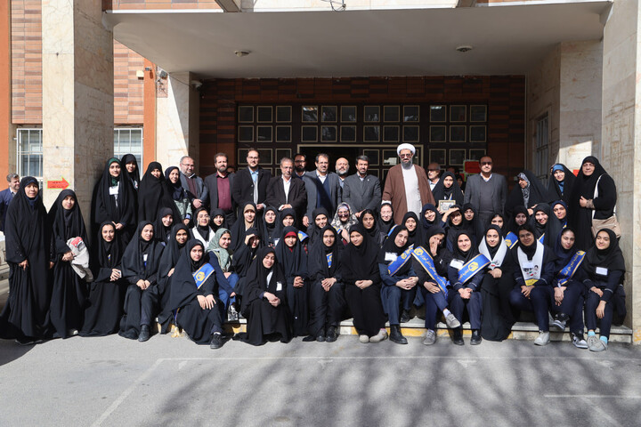 تصاویر / بازدید امام جمعه همدان از نمایشگاه دستاوردهای انقلاب اسلامی