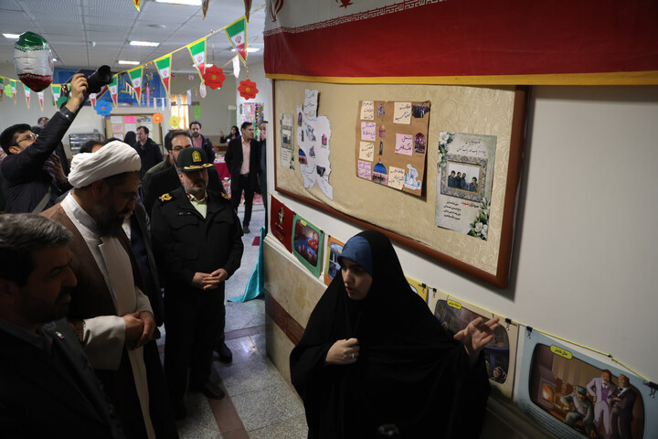 تصاویر / بازدید امام جمعه همدان از نمایشگاه دستاوردهای انقلاب اسلامی