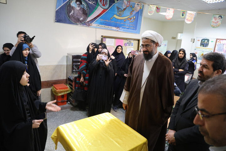 تصاویر / بازدید امام جمعه همدان از نمایشگاه دستاوردهای انقلاب اسلامی