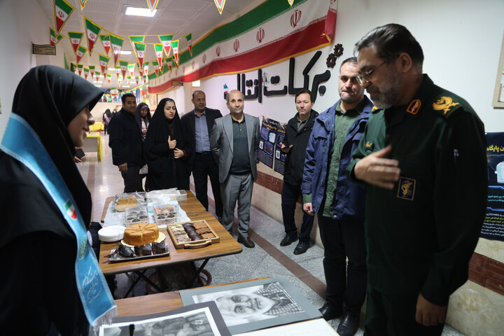 تصاویر / بازدید امام جمعه همدان از نمایشگاه دستاوردهای انقلاب اسلامی