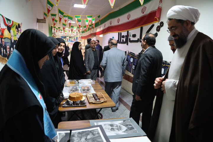 تصاویر / بازدید امام جمعه همدان از نمایشگاه دستاوردهای انقلاب اسلامی