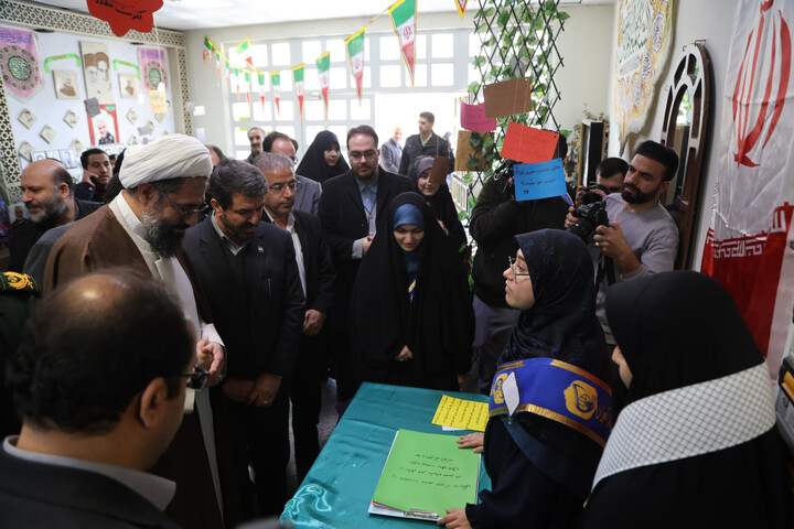 تصاویر / بازدید امام جمعه همدان از نمایشگاه دستاوردهای انقلاب اسلامی