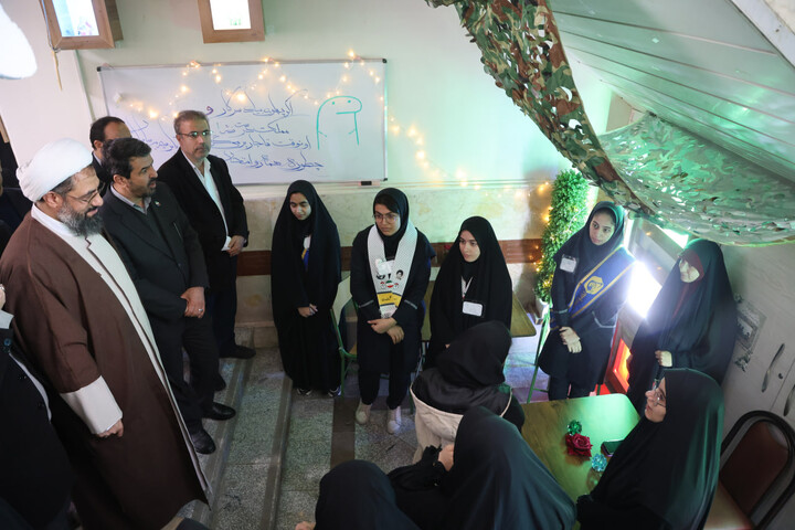 تصاویر / بازدید امام جمعه همدان از نمایشگاه دستاوردهای انقلاب اسلامی