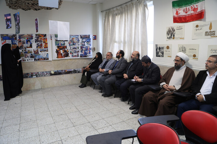 تصاویر / بازدید امام جمعه همدان از نمایشگاه دستاوردهای انقلاب اسلامی