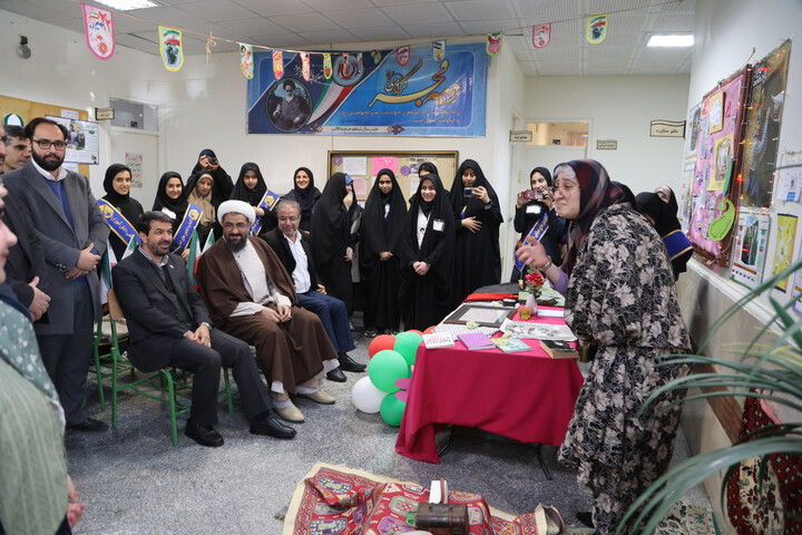 تصاویر / بازدید امام جمعه همدان از نمایشگاه دستاوردهای انقلاب اسلامی