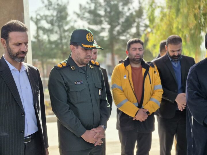 تصاویر/غبارروبی مزار شهدای گمنام در  شهرستان چوار