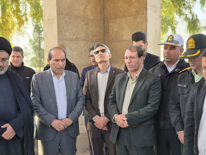 تصاویر/غبارروبی مزار شهدای گمنام در  شهرستان چوار