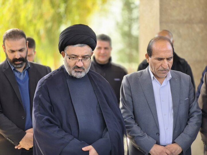 تصاویر/غبارروبی مزار شهدای گمنام در  شهرستان چوار