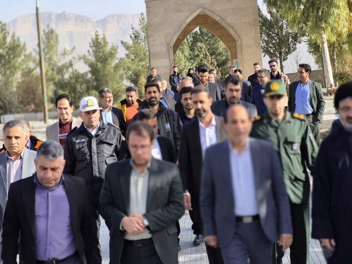 تصاویر/غبارروبی مزار شهدای گمنام در  شهرستان چوار