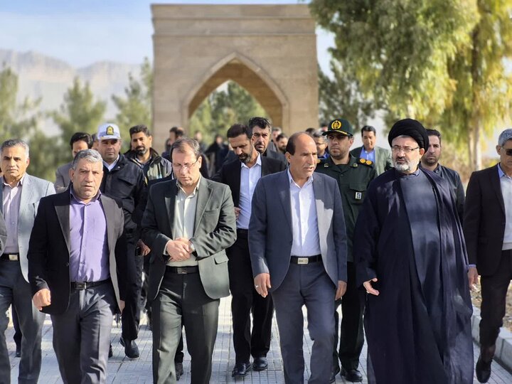 تصاویر/غبارروبی مزار شهدای گمنام در  شهرستان چوار