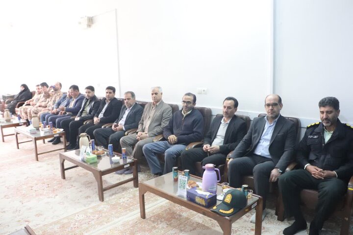 تصاویر/دیدار مسئولان شهرستان با امام جمعه مهران به مناسبت دهه مبارک فجر