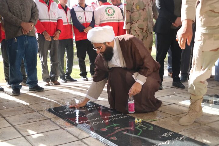 تصاویر/غبارروبی و عطرافشانی مزار شهدای گمنام در شهرستان دهلران