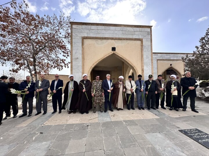 تصاویر /  گلباران مزار شهدای شهرستان خرمدره به مناسبت ایام الله دهه مبارک فجر