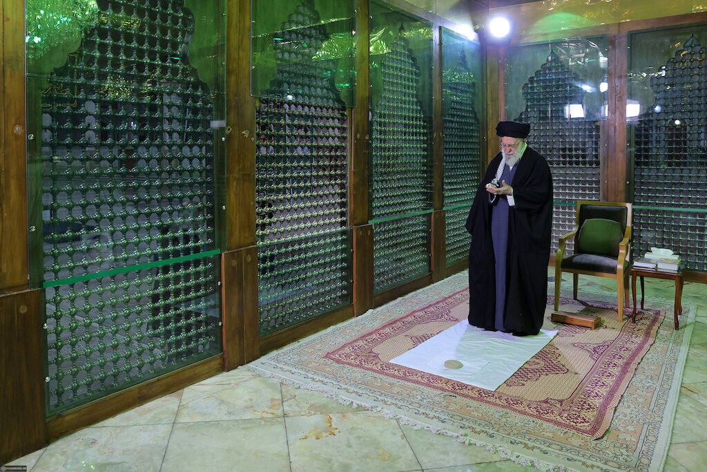 Leader visited the mausoleum of Imam Khomeini (ra)