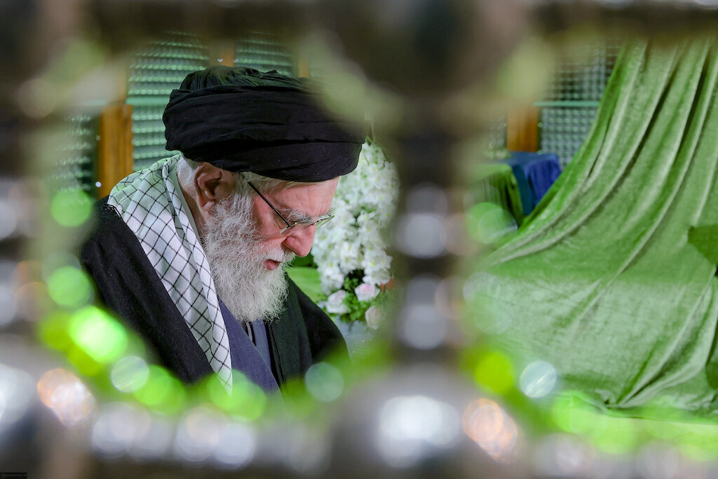 Leader visited the mausoleum of Imam Khomeini (ra)