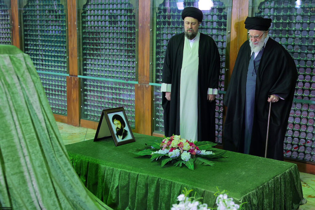 Leader visited the mausoleum of Imam Khomeini (ra)