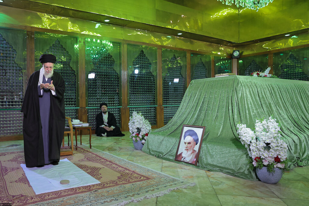 Leader visited the mausoleum of Imam Khomeini (ra)