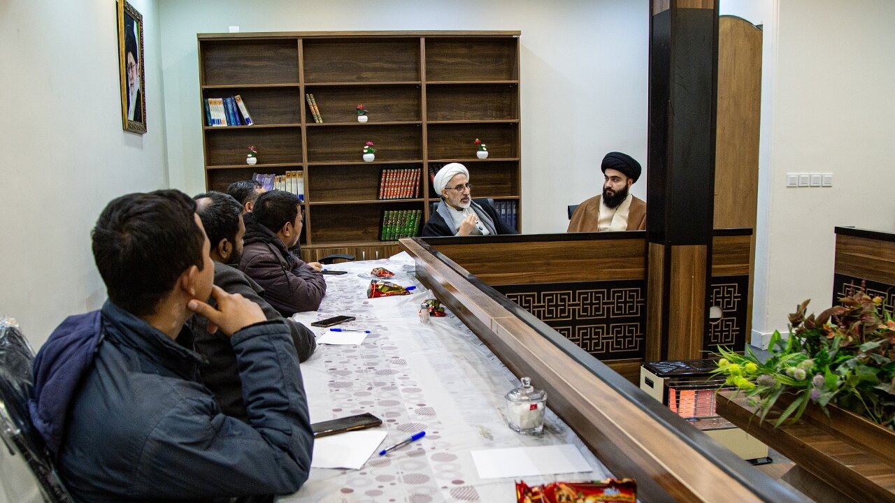 برگزاری  «نشست علمی سنت‌های قرآنی و تطبیق آن بر تحولات اخیر ایران و مقاومت» در دفتر نمایندگی بنگلادش در قم