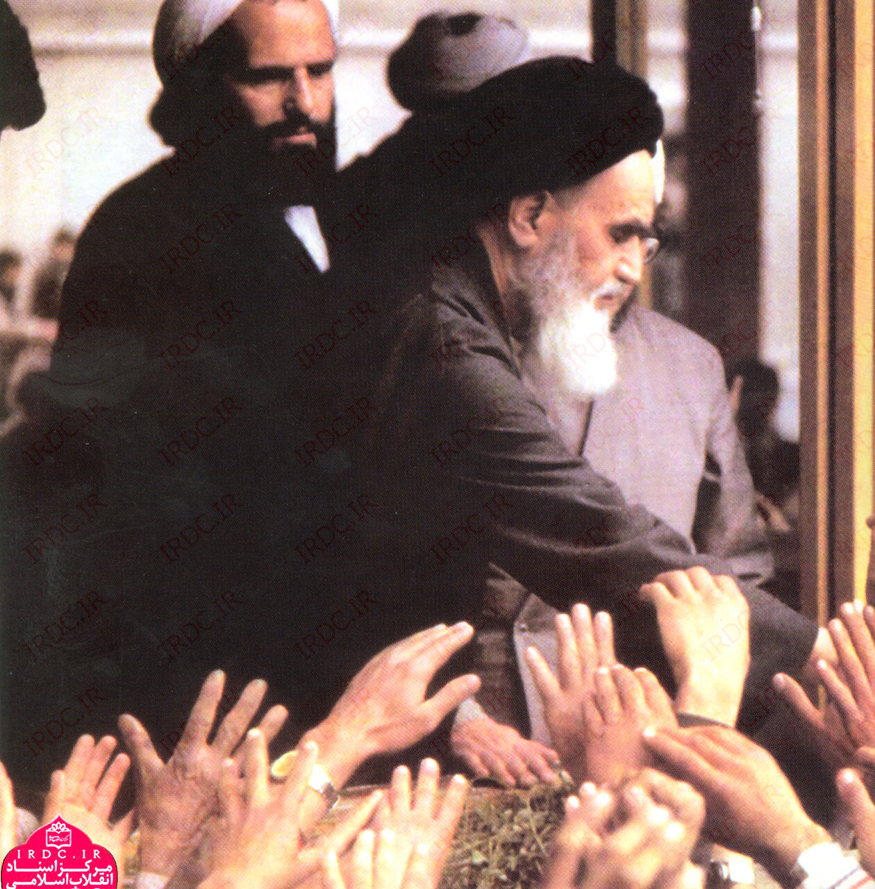 این است انقلاب ملی: رهبری که طاغوت شرق و غرب را شکست داد