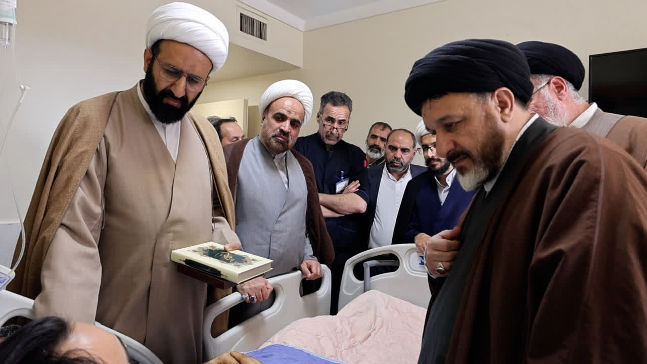 فیلم| گزارشی از عیادت نمایندگان آیت الله اعرافی از مجروحین اغتشاشات اخیر