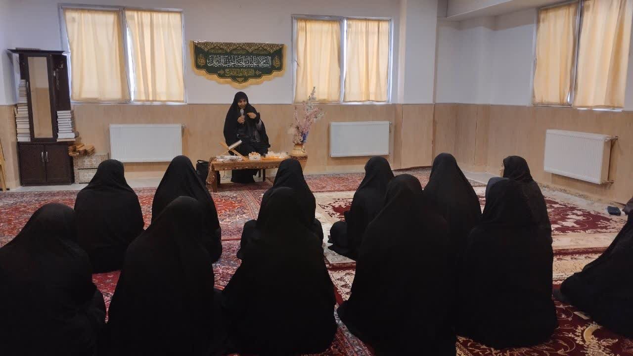 خواهران طلبه، پرچمداران روشنگری در جهاد تبیین و مقابله با توطئه‌های دشمن هستند/خواهران طلبه تنها راه مقابله با فشار فرهنگی دشمن در جنگ تبیین هستند