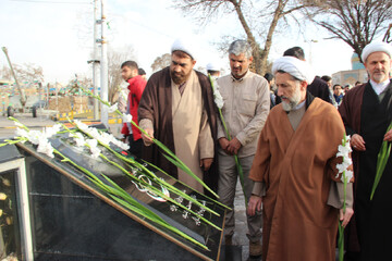 تصاویر / تجدید میثاق امام جمعه، مدیر حوزه، اساتید و طلاب با شهدا