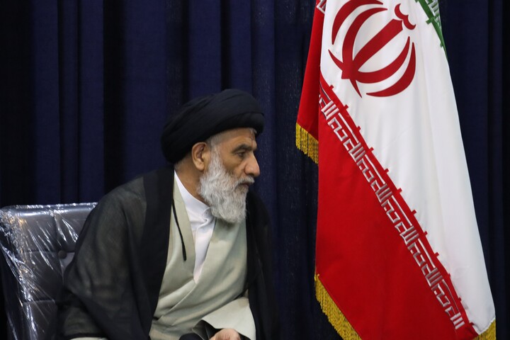 دیدار فرمانده و کادر قرارگاه منطقه ای ارتش با نماینده ولی فقیه در خوزستان