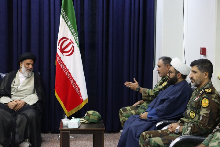 دیدار فرمانده و کادر قرارگاه منطقه ای ارتش با نماینده ولی فقیه در خوزستان
