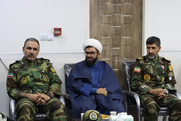 دیدار فرمانده و کادر قرارگاه منطقه ای ارتش با نماینده ولی فقیه در خوزستان