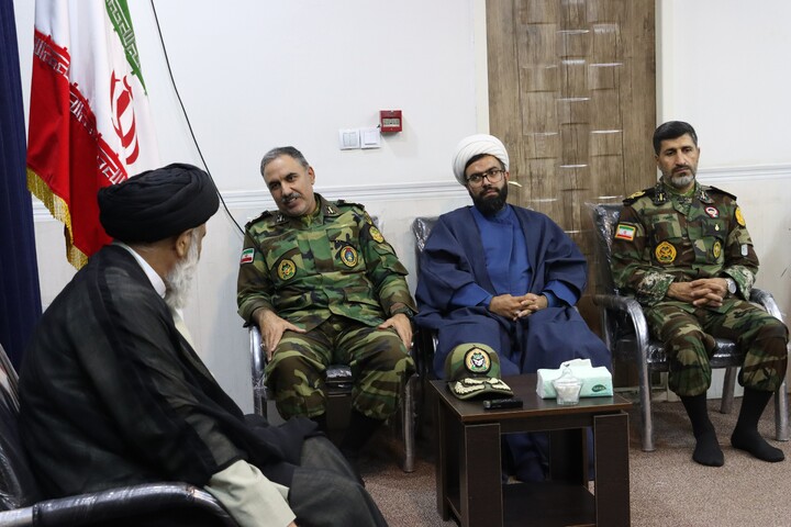 دیدار فرمانده و کادر قرارگاه منطقه ای ارتش با نماینده ولی فقیه در خوزستان