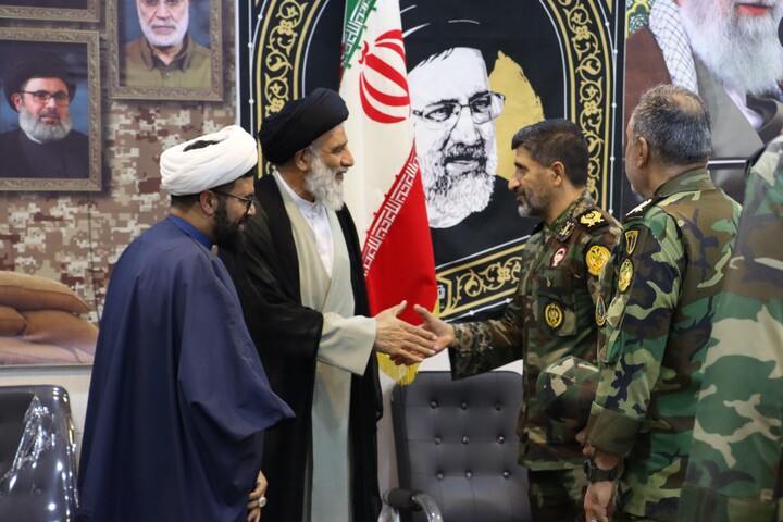 دیدار فرمانده و کادر قرارگاه منطقه ای ارتش با نماینده ولی فقیه در خوزستان