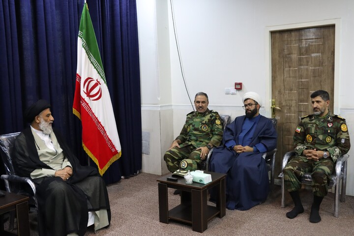 دیدار فرمانده و کادر قرارگاه منطقه ای ارتش با نماینده ولی فقیه در خوزستان